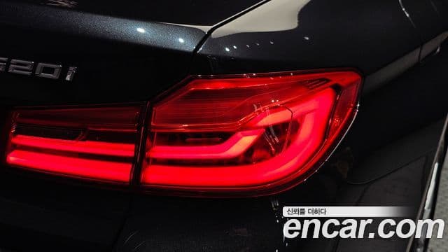 BMW 5 Series 2019 — Photo 30/31