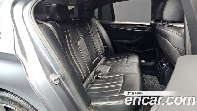 BMW 5 Series 2018 — Şəkil 11/20