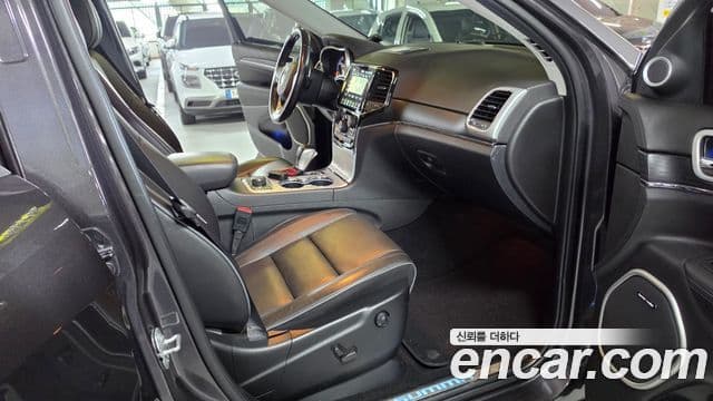 Jeep Grand Cherokee 2021 — Şəkil 14/20