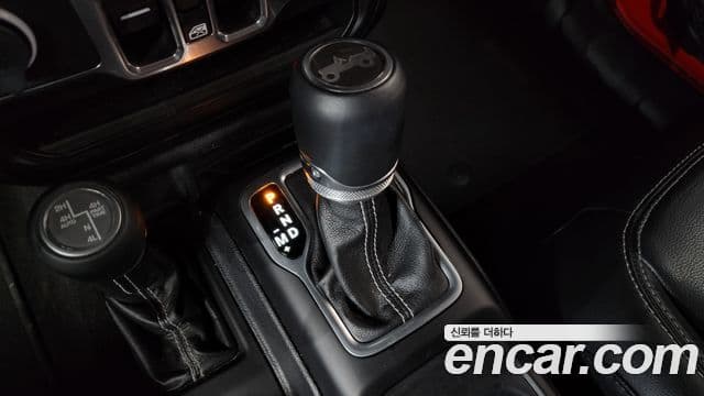 Jeep Wrangler 2018 — ფოტო 9/20