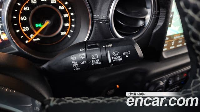 Jeep Wrangler 2018 — ფოტო 24/34