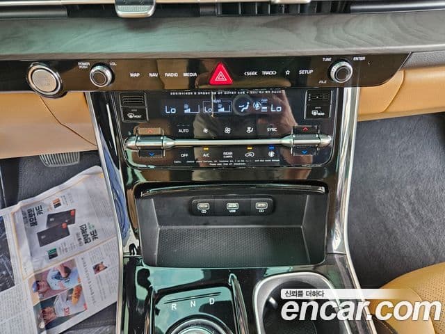 Kia Carnival 2021 — ფოტო 16/20