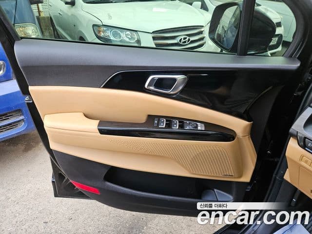 Kia Carnival 2021 — ფოტო 18/20