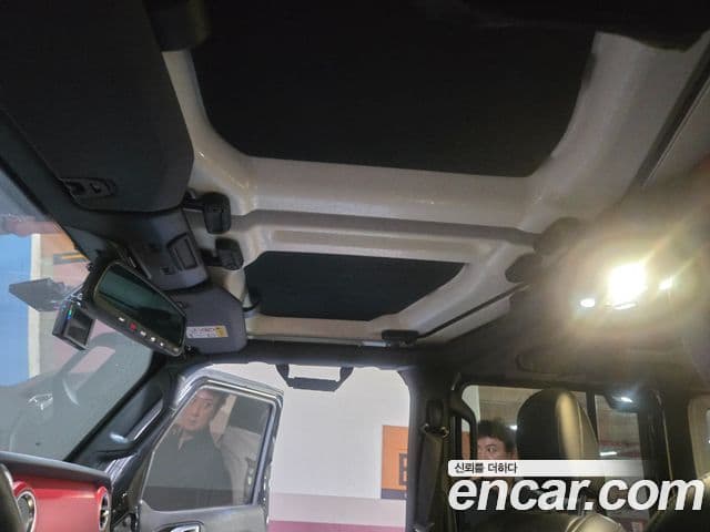 Jeep Wrangler 2021 — ფოტო 16/20