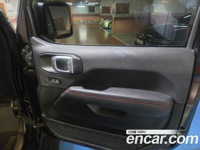 Jeep Wrangler 2021 — ფოტო 17/20