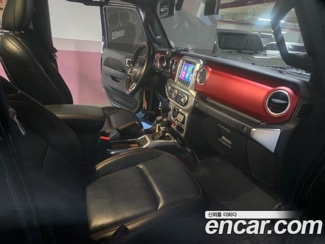 Jeep Wrangler 2021 — ფოტო 19/20
