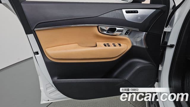 Volvo XC90 2022 — Photo 4/35