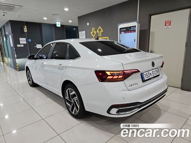 Volkswagen Jetta 2023 — Фото 1/20