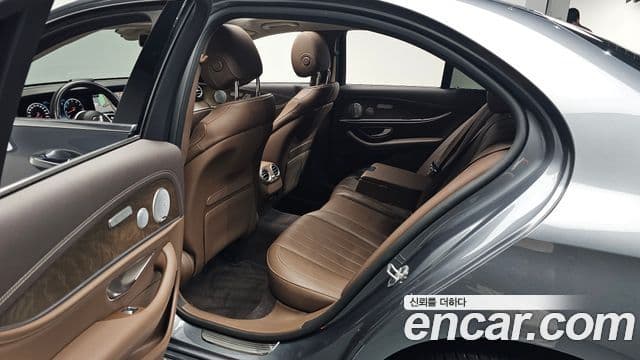 Mercedes-Benz E-Class 2019 — ფოტო 11/20