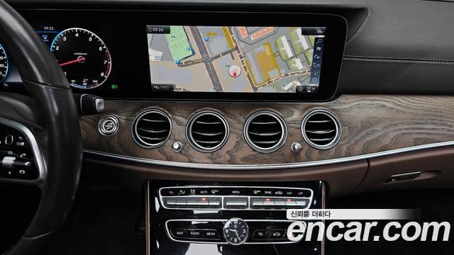 Mercedes-Benz E-Class 2019 — ფოტო 13/20