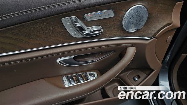 Mercedes-Benz E-Class 2019 — ფოტო 17/20
