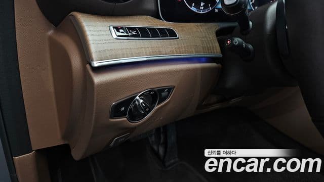 Mercedes-Benz E-Class 2019 — ფოტო 18/20