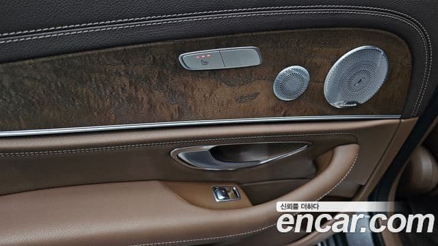 Mercedes-Benz E-Class 2019 — ფოტო 19/20