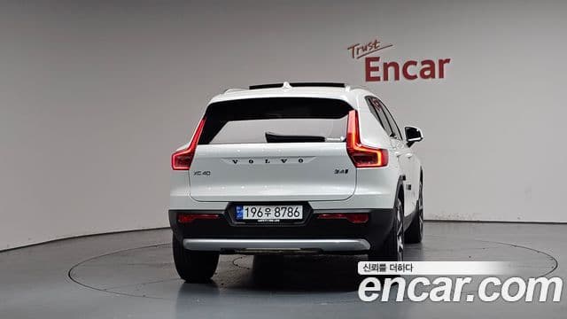 Volvo XC40 2024 — ფოტო 4/20