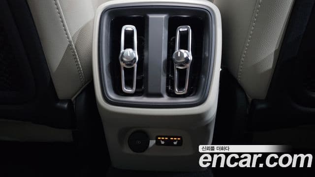 Volvo XC40 2024 — ფოტო 19/20