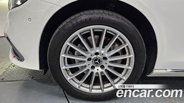 Mercedes-Benz E-Class 2023 — Фото 5/20