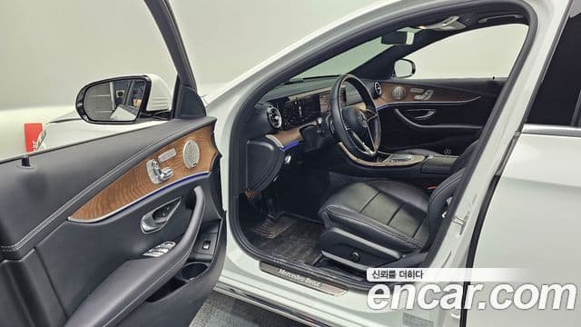 Mercedes-Benz E-Class 2023 — Фото 10/20