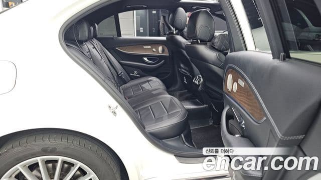 Mercedes-Benz E-Class 2023 — Фото 12/20