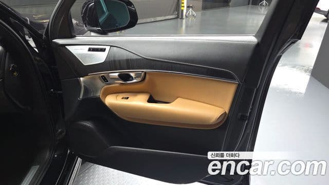 Volvo XC90 2021 — ფოტო 24/25
