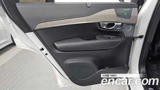 Volvo XC90 2023 — Photo 28/35