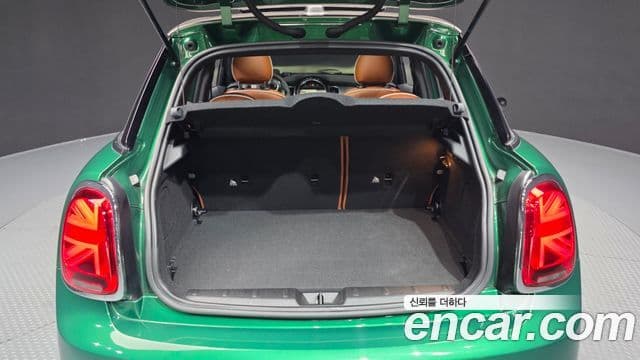 Mini Cooper 2021 — ფოტო 19/20