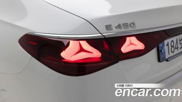 Mercedes-Benz E-Class 2024 — ფოტო 18/20