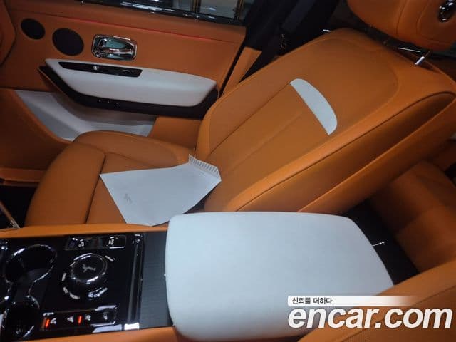 Rolls-Royce Cullinan 2023 — ფოტო 18/20