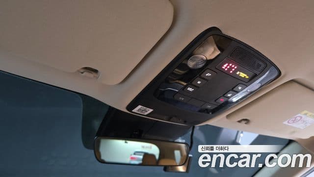 Kia Carnival 2021 — ფოტო 18/20