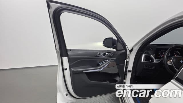 BMW X7 2023 — Photo 28/42