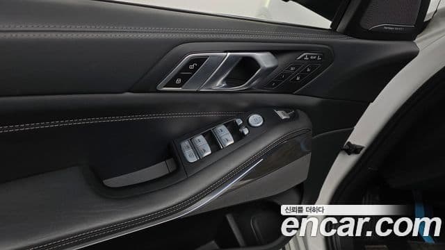 BMW X7 2023 — Photo 38/42