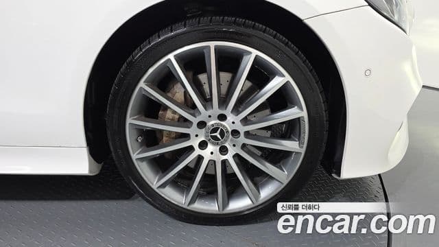 Mercedes-Benz E-Class 2020 — Photo 21/32