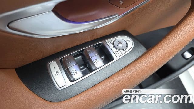 Mercedes-Benz E-Class 2020 — Photo 7/32