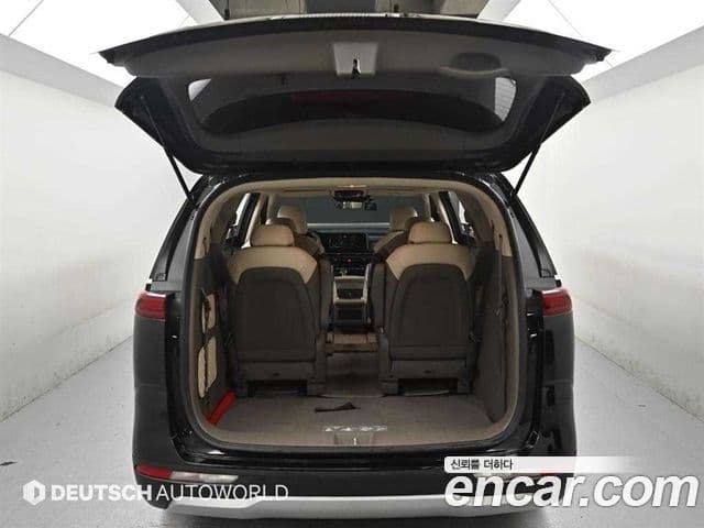 Kia Carnival 2023 — ფოტო 19/20
