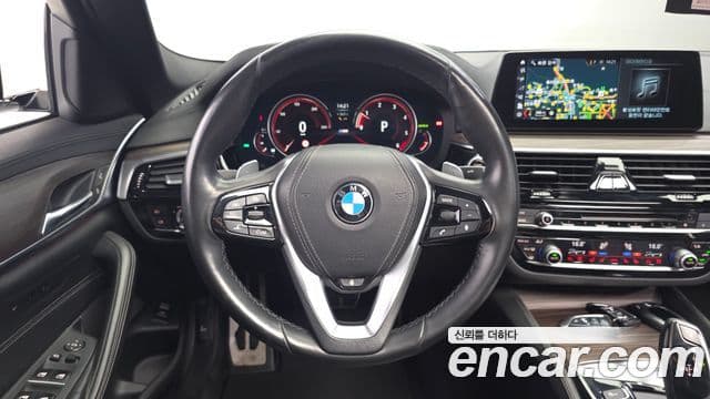 BMW 5 Series 2018 — ფოტო 19/20