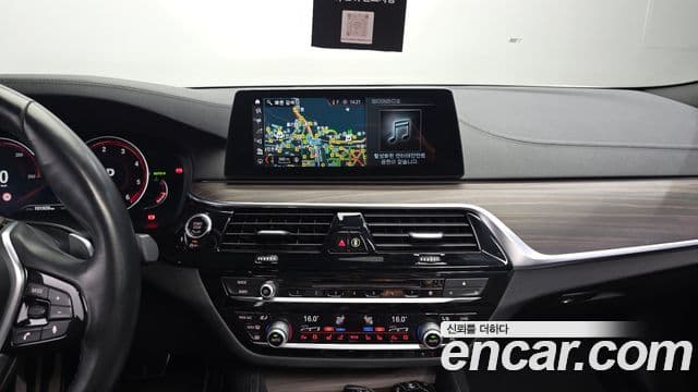 BMW 5 Series 2018 — ფოტო 16/20