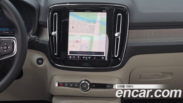Volvo XC40 2023 — Şəkil 13/20