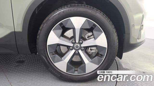 Volvo XC40 2023 — Photo 16/32