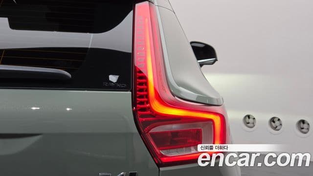 Volvo XC40 2023 — Photo 7/32