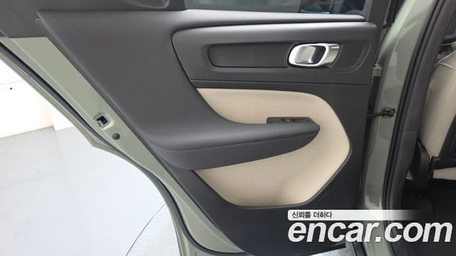 Volvo XC40 2023 — Photo 29/32
