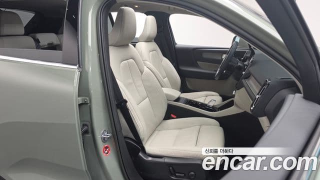 Volvo XC40 2023 — Photo 24/32