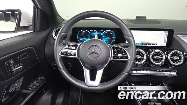Mercedes-Benz GLA-Class 2021 — ფოტო 13/20