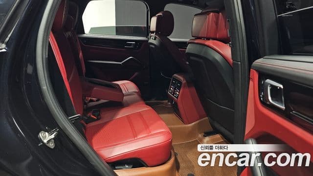 Porsche Cayenne 2022 — Photo 16/38