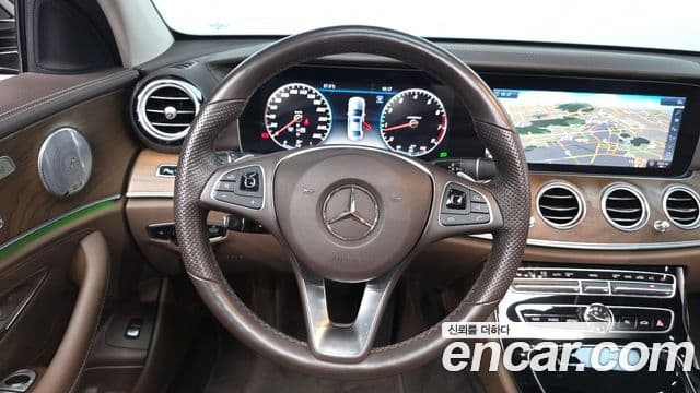 Mercedes-Benz E-Class 2018 — ფოტო 13/20