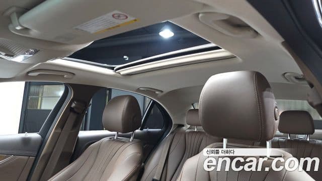 Mercedes-Benz E-Class 2018 — ფოტო 19/20