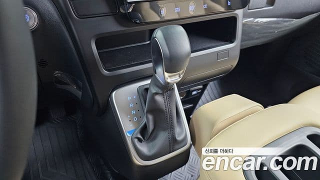 Hyundai Staria 2023 — ფოტო 9/20