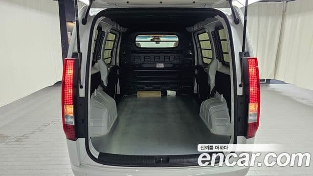 Hyundai Staria 2023 — ფოტო 15/20