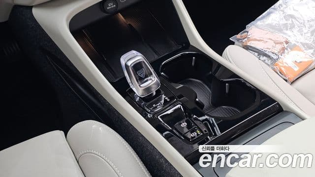 Volvo XC40 2025 — Şəkil 8/20