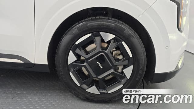 Kia Carnival 2023 — ფოტო 5/20