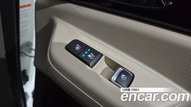 Kia Carnival 2023 — ფოტო 16/20