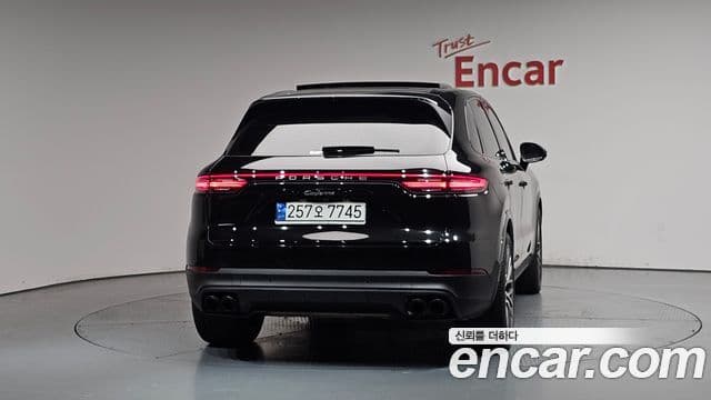 Porsche Cayenne 2023 — ფოტო 4/20